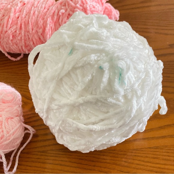 ❤️‍🔥 (5/20) Bernat Yarnspiration Velvet White and Pink Yarn - Picture 6 of 6